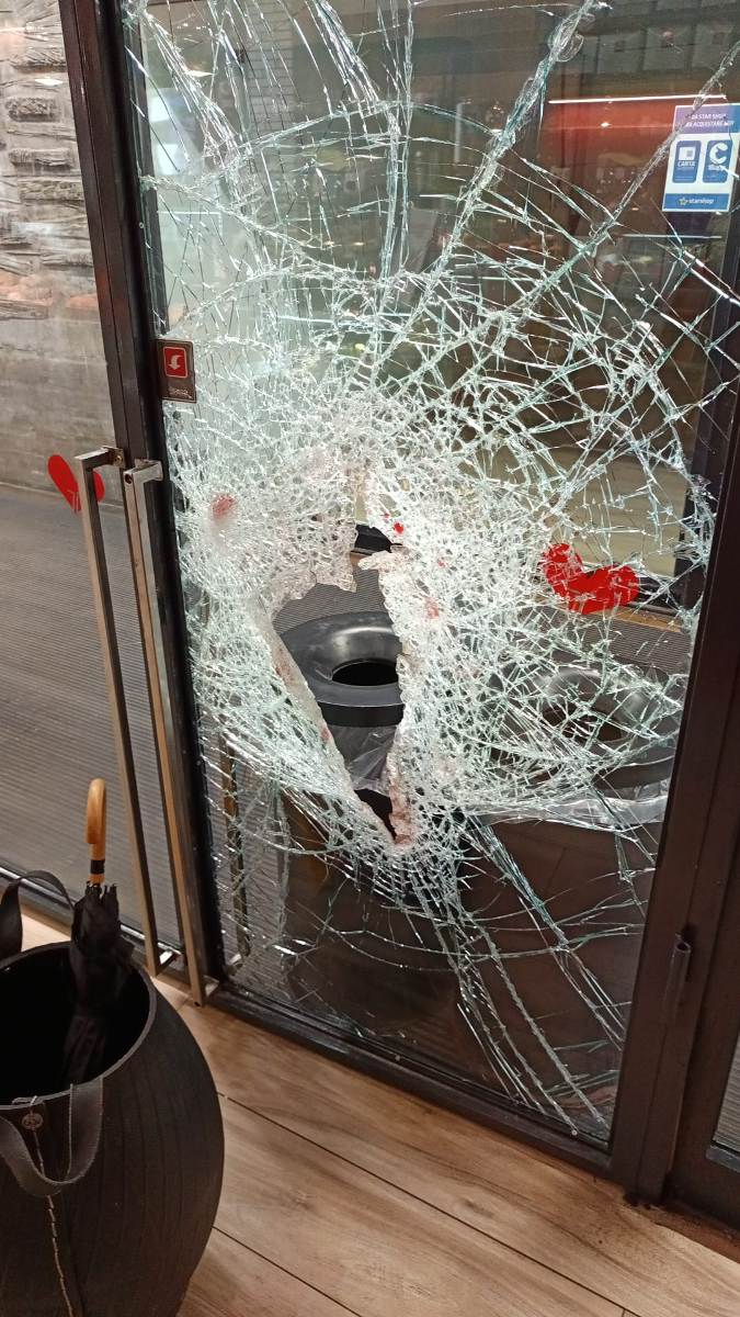 sostituzione del vetro dopo effrazione di ladri e vandalismo